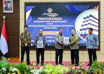 , Wali Kota Pematangsiantar Wesly Silalahi didampingi Sekda Junaedi Antonius Sitanggang SSTP MSi menyerahkan LKPD Unaudited TA 2025 Pemko Pematangsiantar, ke BPK RI Perwakilan Provinsi Sumut