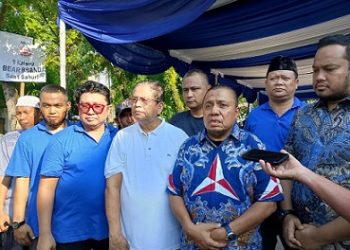 Ketua DPC Partai Demokrat Kota Medan Iswanda Ramli saat diwawancarai wartawan di sela kegiatan penyembelihan hewan kurban. (Foto Ist)
