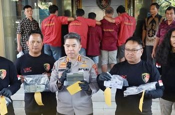 Direktur Reserse Kriminal Umum Polda Sumut, Kombes Pol Ricko Taruna Mauruh didampingi Kabid Humas Kombes Pol Ferry Walintukan dan Kasubdit Jatanras Kompol Jama K Purba saat paparan komplotan curanmor antar lintas daerah. (Foto Ist)