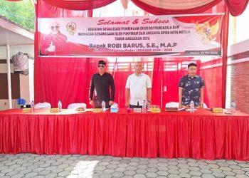 Ketua Fraksi PDI Perjuangan DPRD Kota Medan, Robi Barus SE M.AP saat menyelenggarakan Pembinaan Ideologi Pancasila dan Wawasan Kebangsaan di Jalan Laboratorium, Kelurahan Kesawan, Kecamatan Medan Barat (Foto Ist)