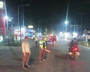 Personil Sat Lantas saat Urai Kemacetan Didepan SPBU Jalan D.I. Panjaitan