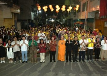 Wali Kota Pematangsiantar Wesly Silalahi SH MKn didampingi Ketua TP PKK Pematangsiantar Ny Liswati Wesly Silalahi menghadiri Malam Doa dan Festival Malam Waisak 2570 Buddhist Era (BE) di Vihara Samiddha Bhagya