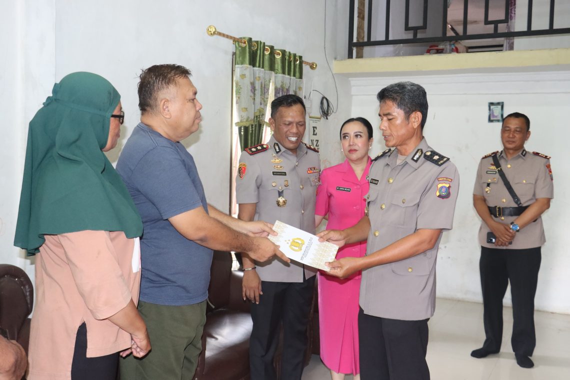 Kapolres Tanjungbalai, AKBP Welman Feri, S.I.K. M.I.K bersama Ketua Bhayangkari Cabang Tanjungbalai, Ny. Cinthia Welman saat berikan Tali Asih