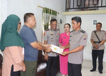 Kapolres Tanjungbalai, AKBP Welman Feri, S.I.K. M.I.K bersama Ketua Bhayangkari Cabang Tanjungbalai, Ny. Cinthia Welman saat berikan Tali Asih