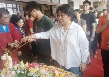 Anggota DPRD Medan Dr .Dra. Lily, MBA,MH memandikan Ruang (patung Buddha kecil) pada ibadah Hari Raya Waisak di Vihara Satya Buddha Purnama Jalan Lombok Medan Timur. (Foto Ist)