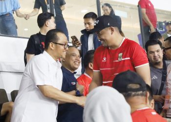Plh Wali Kota Tanjung Balai Muhammad Fadly Abdina dan Istri Desi Khairina Fadly Abdina nonton Timnas Indonesia U-19 melawan timnas U-19 Myanmar