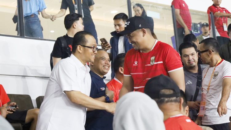 Plh Wali Kota Tanjung Balai Muhammad Fadly Abdina dan Istri Desi Khairina Fadly Abdina nonton Timnas Indonesia U-19 melawan timnas U-19 Myanmar