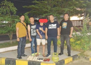 Pelaku pencurian M.I diapit Kanit Reskrim IPDA B. Situngkir SH dan Tim Opsnal