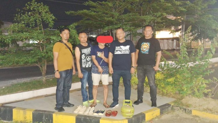 Pelaku pencurian M.I diapit Kanit Reskrim IPDA B. Situngkir SH dan Tim Opsnal