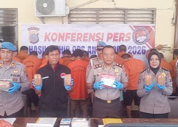 Wakapolres Pematangsiantar KOMPOL Budiono Saputro SH. MH bersama Kasat Resnarkoba AKP Irwanta Sembiring SH. MH, Kasi Propam AKP Hendrik P. Bangun SH, dan PS. Kasi Humas IPTU Agustina Triyadewi tunjukkan barang bukti
