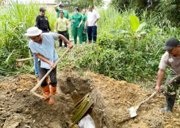 Tim Forensik saat kuburkan mayat Mrs X di Lahan Kuburan mayat tanpa identitas Kompleks RSUD dr Djasamen Saragih Kota Pematangsiantar