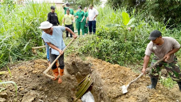 Tim Forensik saat kuburkan mayat Mrs X di Lahan Kuburan mayat tanpa identitas Kompleks RSUD dr Djasamen Saragih Kota Pematangsiantar