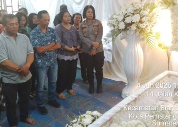 Kapolsek Sianțar Utara AKP Jahrona Sinaga SH melayat meninggalnya Lurah Bane Mulatua Siregar di rumah duka