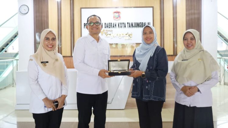 Plh Wali Kota Tanjung Balai Muhammad Fadly Abdina menerima kunker dan Silaturahmi Wakil Wali Kota Pematangsiantar Herlina