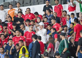 Presiden ke-7 RI Joko Widodo bersama Gubernur Sumut Muhammad Bobby Afif Nasution menyaksikan laga tanding Timnas Indonesia U-19. (Foto Ist)
