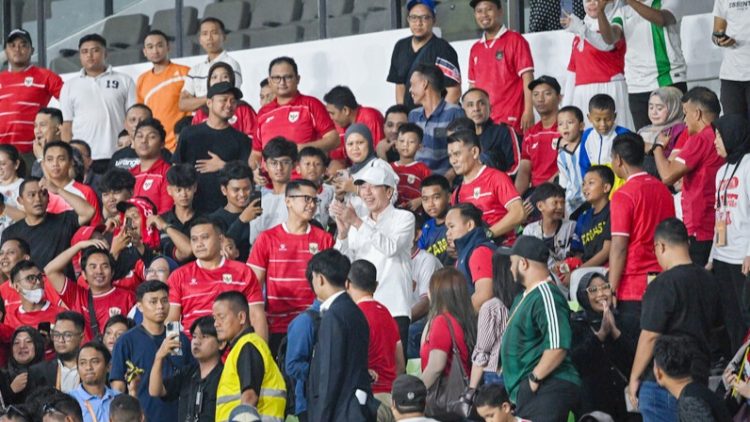 Presiden ke-7 RI Joko Widodo bersama Gubernur Sumut Muhammad Bobby Afif Nasution menyaksikan laga tanding Timnas Indonesia U-19. (Foto Ist)
