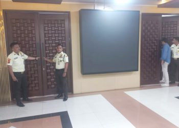 Sejumlah security menjaga ketat pintu paripurna. (Foto Romulo Sinaga)