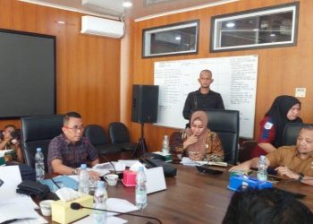 Ketua Komisi 4 DPRD Paul Mei Anton Simanjuntak dan jajaran anggota Komisi 4 saat memimpin Rapat Dengar Pendapat (RDP) pembahasan Mega Proyek Bus Rapid Transit (BRT) di Kantor DPRD Medan. (Foto Ist)