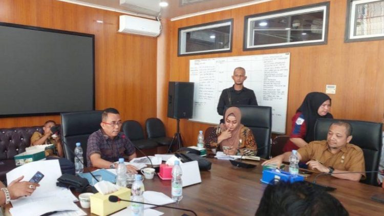 Ketua Komisi 4 DPRD Paul Mei Anton Simanjuntak dan jajaran anggota Komisi 4 saat memimpin Rapat Dengar Pendapat (RDP) pembahasan Mega Proyek Bus Rapid Transit (BRT) di Kantor DPRD Medan. (Foto Ist)