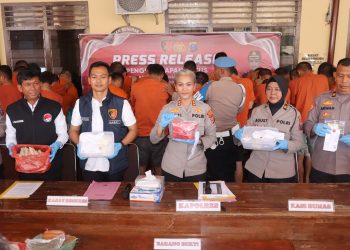 Kapolres Pematangsiantar AKBP Sah Udur T.M. Sitinjak SH. SIK. MH, Kasat Resnarkoba AKP Irwanta Sembiring SH. MH, Kasat Reskrim AKP Sandi Riz Akbar S.Tr.k. S.I.K. M.H, Kasi Propam AKP Hendrik P. Bangun SH, PS. Kasi Humas IPTU Agustina dan Kasiwas IPTU Arwansyah Batubara menunjukan barang bukti