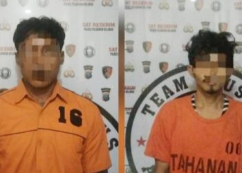 Dua pelaku merampas ponsel dan uang milik sopir truk yang berhasil diringkus petugas. (Foto Ist)
