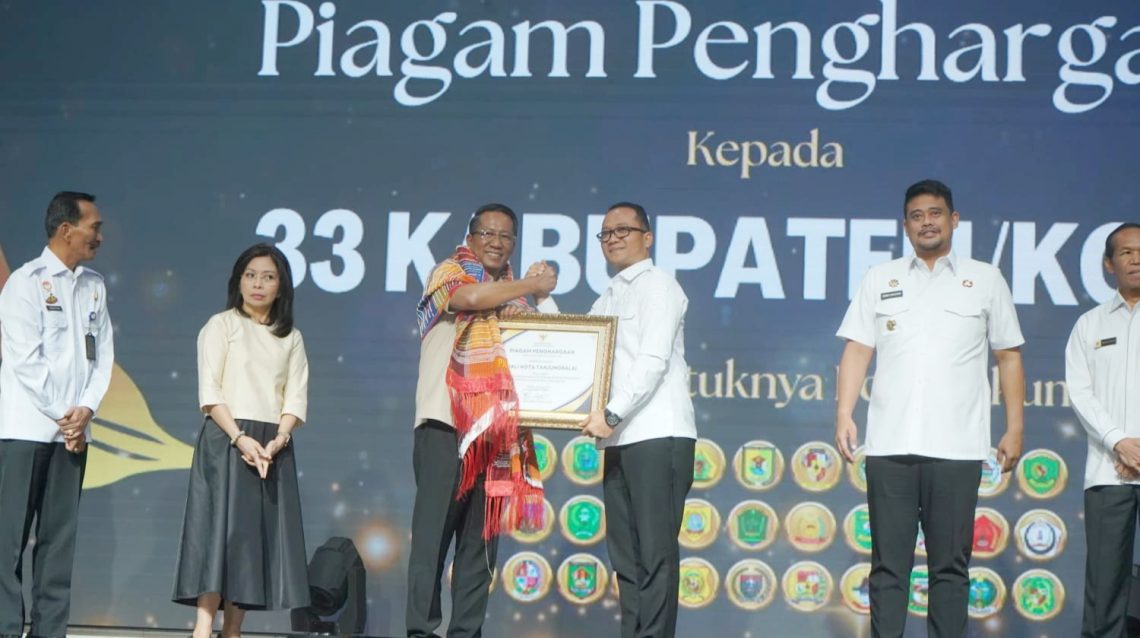 Plh Wali Kota Tanjungbalai Muhammad Fadly Abdina menerima Piagam Penghargaan dari Menteri Hukum Republik Indonesia, Supratman Andi Agtas