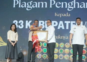 Plh Wali Kota Tanjungbalai Muhammad Fadly Abdina menerima Piagam Penghargaan dari Menteri Hukum Republik Indonesia, Supratman Andi Agtas