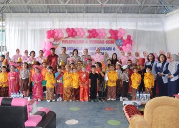Kapolres Pematangsiantar AKBP Sah Udur T.M Sitinjak S.H. S.I.K. M.H bersama Pj. Ketua Bhayangkari Cabang Pematangsiantar Ny. Karina Budiono Saputro hadiri Pentas Seni dan Pelepasan Murid TK Kemala Bhayangkari 06 Pematangsiantar