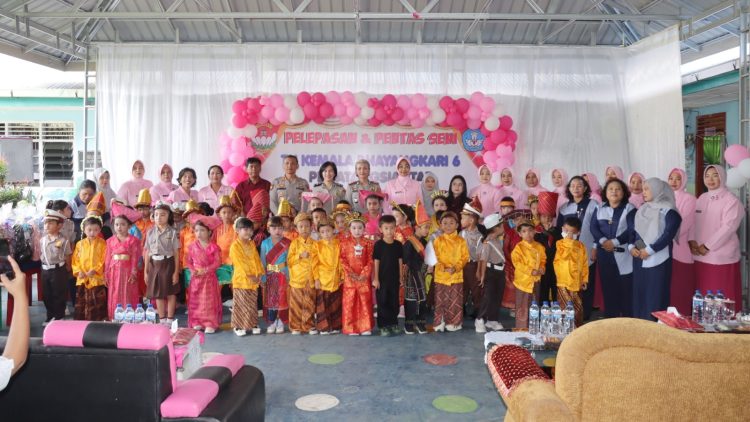 Kapolres Pematangsiantar AKBP Sah Udur T.M Sitinjak S.H. S.I.K. M.H bersama Pj. Ketua Bhayangkari Cabang Pematangsiantar Ny. Karina Budiono Saputro hadiri Pentas Seni dan Pelepasan Murid TK Kemala Bhayangkari 06 Pematangsiantar