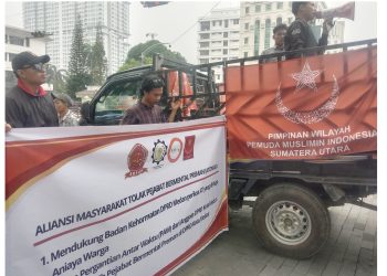 Demo massa terkait dugaan penganiyaan yang dilakukan Anggota DPRD Medan AT dari Fraksi Nasdem DPRD Kota Medan. (Foto Ist)