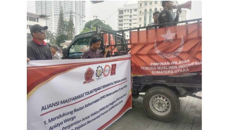 Demo massa terkait dugaan penganiyaan yang dilakukan Anggota DPRD Medan AT dari Fraksi Nasdem DPRD Kota Medan. (Foto Ist)