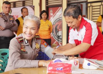 Kapolres Pematangsiantar AKBP Sah Udur T.M Sitinjak S.H. S.I.K. M.H periksa kesehatan sebelum donor darah