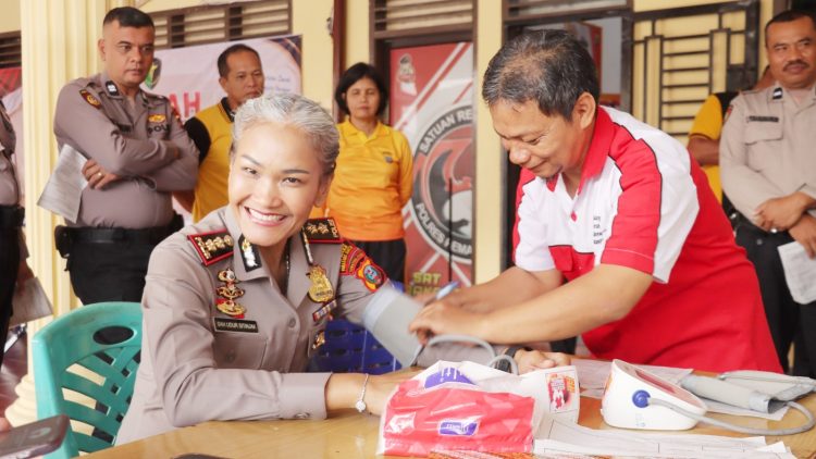 Kapolres Pematangsiantar AKBP Sah Udur T.M Sitinjak S.H. S.I.K. M.H periksa kesehatan sebelum donor darah