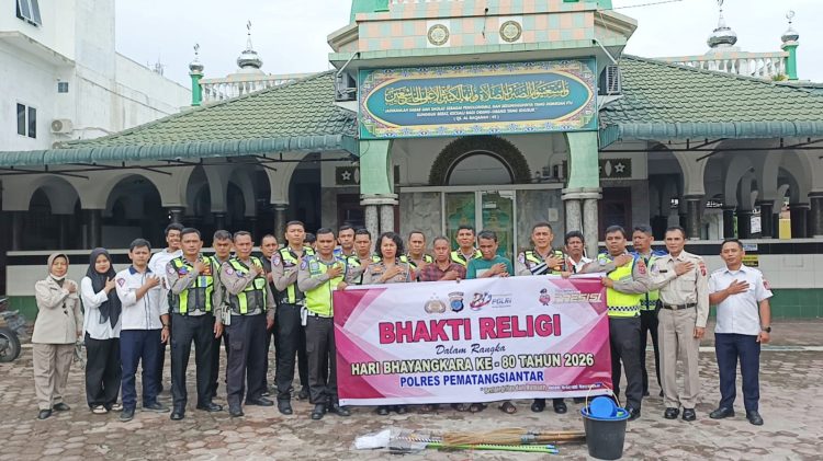 Personil Sat Lantas saat laksanakan Bhakti Religi di Mesjid Ilham