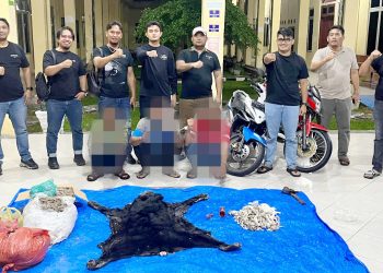 Ketiga pelaku dan barang bukti diapit Kanit II IPDA Gagas Dewanta Aji, S.Tr.K. M.H bersama Tim Opsnal