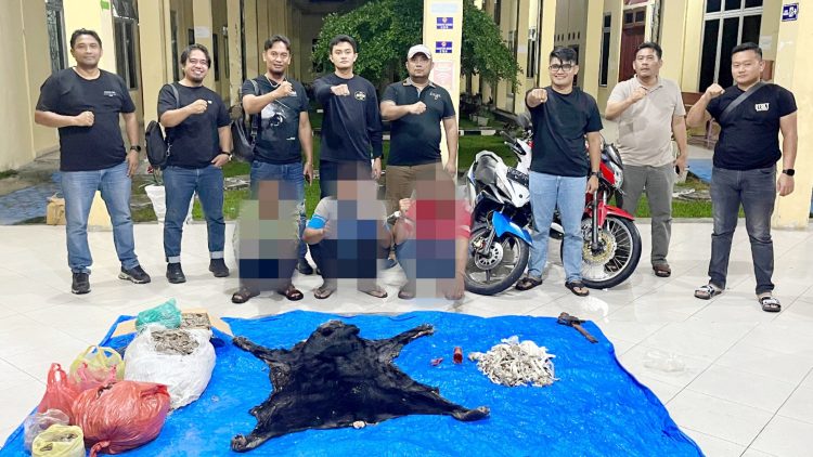 Ketiga pelaku dan barang bukti diapit Kanit II IPDA Gagas Dewanta Aji, S.Tr.K. M.H bersama Tim Opsnal