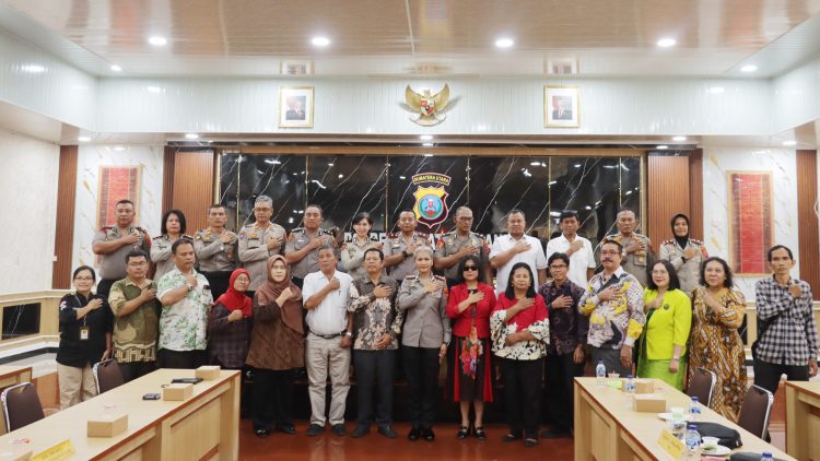 Photo bersama usai Polres Pematangsiantar dan USI Penandatanganan MOU