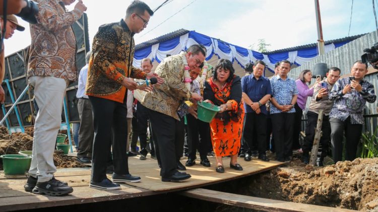 Wali Kota Pematangsiantar Wesly Silalahi SH MKn Peletakan Batu Pertama Pembangunan GBI Jalan Damai Tondano
