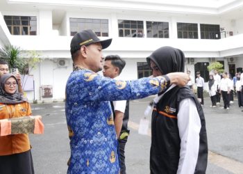Wali Kota Tanjungbalai Mahyaruddin Salim resmi melepas ratusan petugas Sensus Ekonomi tahun 2026 yan ditandai penyematan tanda petugas