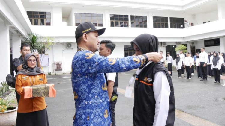 Wali Kota Tanjungbalai Mahyaruddin Salim resmi melepas ratusan petugas Sensus Ekonomi tahun 2026 yan ditandai penyematan tanda petugas