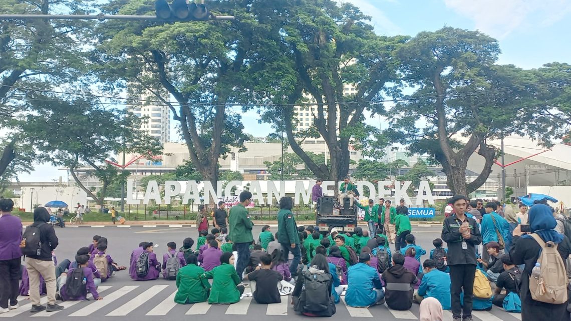Massa mahasiswa aksi demonstrasi di titik nol Kota Medan tepatnya di area Lapangan Merdeka, Medan menuntut penghentian program MBG dan minta TNI kembali ke barak. (Foto Romulo /jurnalx.co.id)