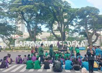 Massa mahasiswa aksi demonstrasi di titik nol Kota Medan tepatnya di area Lapangan Merdeka, Medan menuntut penghentian program MBG dan minta TNI kembali ke barak. (Foto Romulo /jurnalx.co.id)