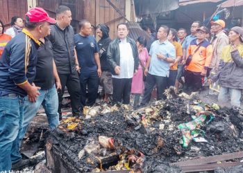 Wali Kota Pematangsiantar Wesly Silalahi meninjau langsung lokasi kebakaran Pasar Dwikora