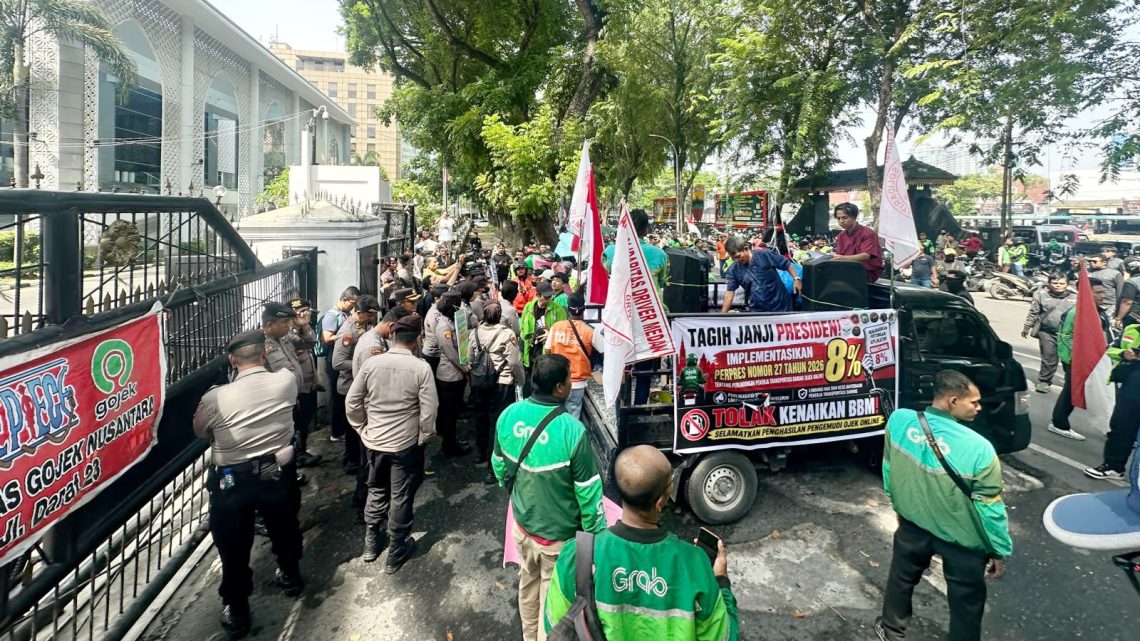 Puluhan driver ojol gelar aksi di Gedung DPRD Sumut untuk tagih janji pemerintah merealisasikan potongan aplikator 8 persen. (Foto Ist)