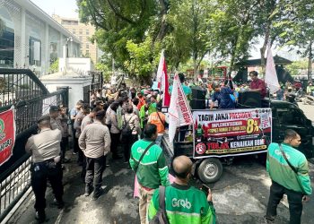 Puluhan driver ojol gelar aksi di Gedung DPRD Sumut untuk tagih janji pemerintah merealisasikan potongan aplikator 8 persen. (Foto Ist)