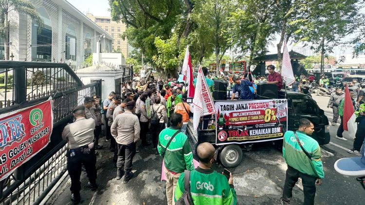 Puluhan driver ojol gelar aksi di Gedung DPRD Sumut untuk tagih janji pemerintah merealisasikan potongan aplikator 8 persen. (Foto Ist)