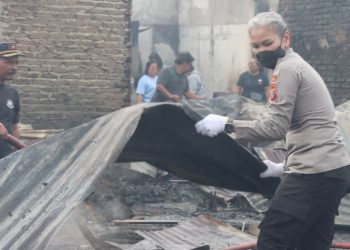 Kapolres Pematangsiantar AKBP Sah Udur T.M. Sitinjak SH. SIK. MH turun langsung bersihkan puing puing kios yang terbakar