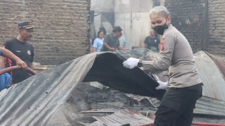 Kapolres Pematangsiantar AKBP Sah Udur T.M. Sitinjak SH. SIK. MH turun langsung bersihkan puing puing kios yang terbakar