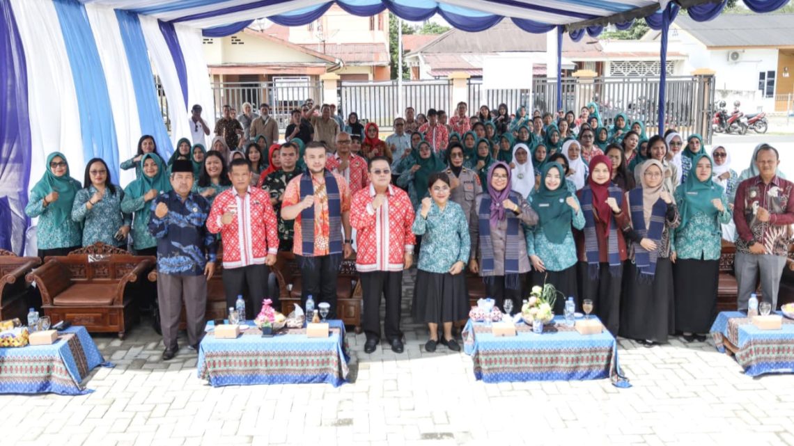 Wali Kota Pematangsiantar Wesly Silalahi SH MKn dan Ketua TP PKK Ny Liswati Wesly Silalahi menyambut Tim Monitoring TP PKK Sumut untuk Pelaksanaan Tertib Administrasi PKK Tahun 2026 Kelurahan Simarito Kecamatan Siantar Barat.