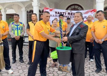 Kasat Samapta AKP Mariduk Tambunan, S.H. M.H mewakili Kapolres Pematangsiantar saat berlaku peralatan kebersihan kepada Pengurus Gereja HKI Jalan Melanthon Siregar